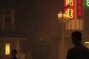 《城市夜行线》末班公交驶过空旷街道的剧照