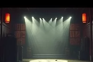 《长夜灯塔》孤岛灯塔光柱扫过海岸的剧照