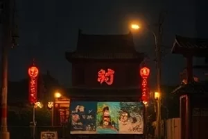 《山海食堂》深夜灶台与暖黄灯光的剧照