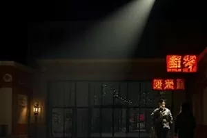 《铁轨上的信》旧铁轨与邮包堆叠的剧照